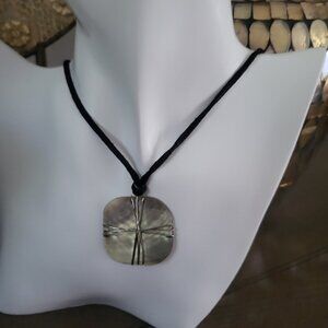 Lia sophia Pre-owned mother of pearl pendant